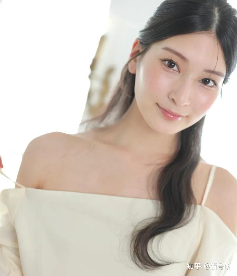 本庄玲_独家曝光甜美偶像大尺度写真泄密74张珍藏