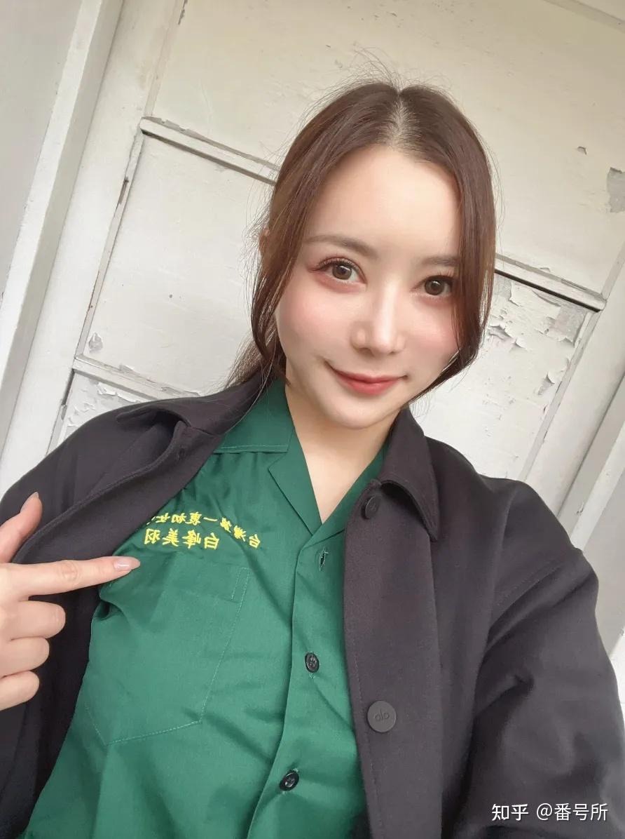 白峰美羽_知性女神大尺度写真遭泄密72张