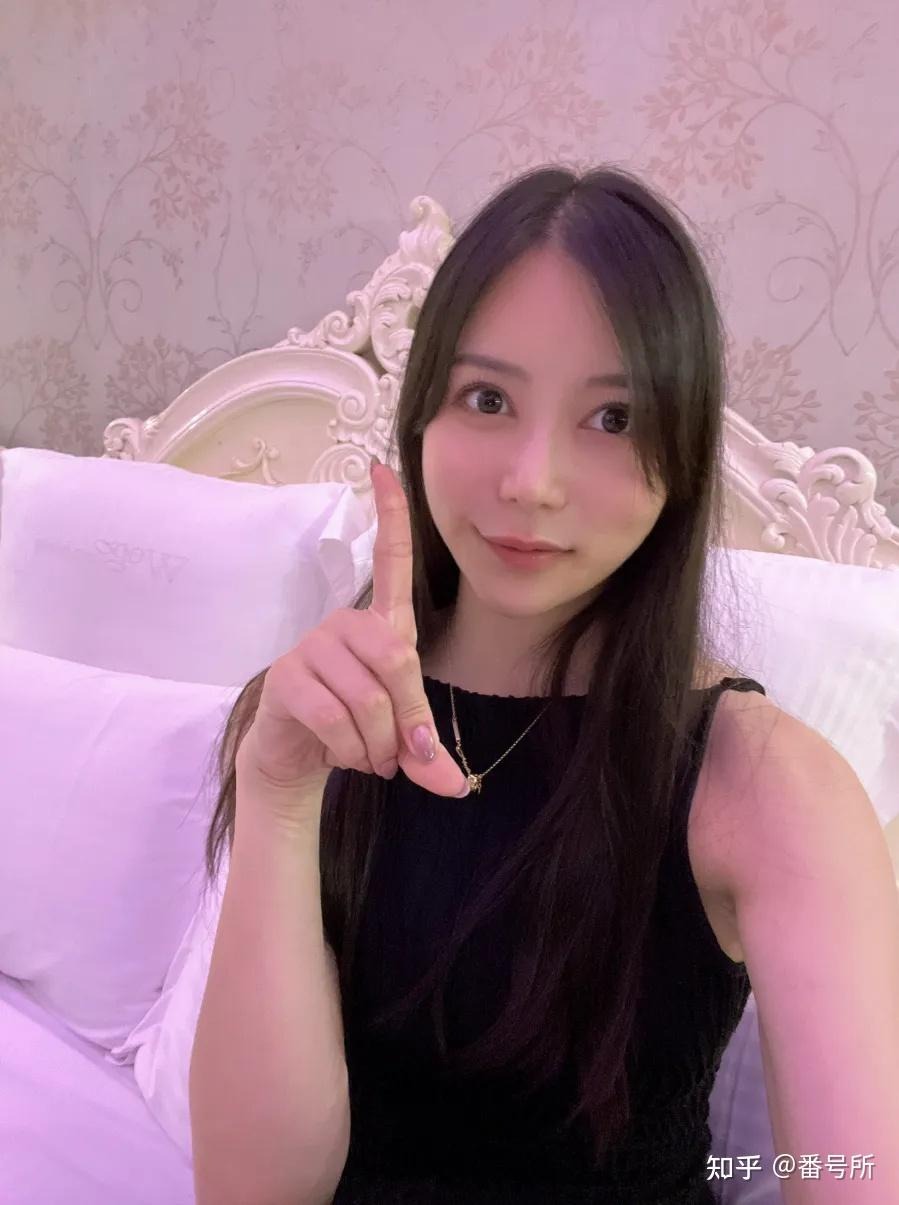 白峰美羽_知性女神大尺度写真遭泄密72张
