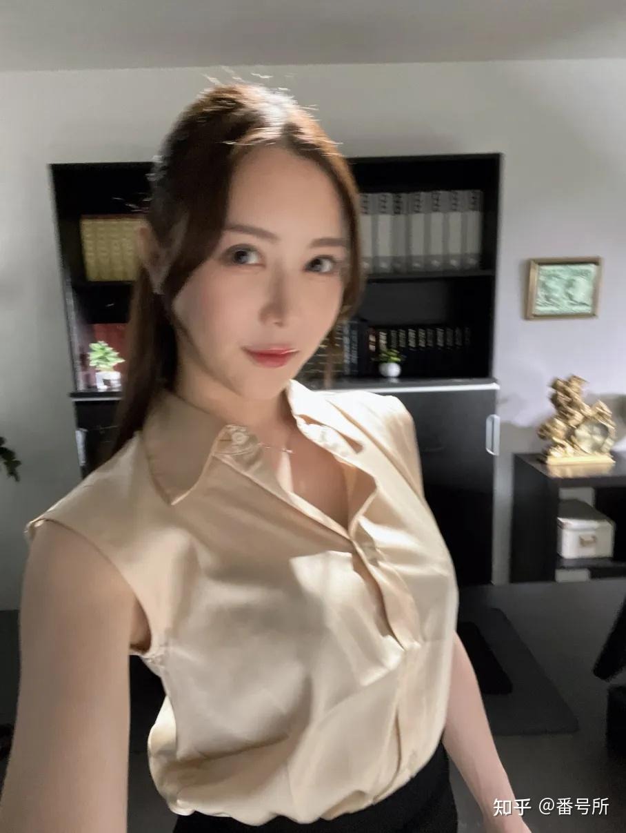 白峰美羽_知性女神大尺度写真遭泄密72张